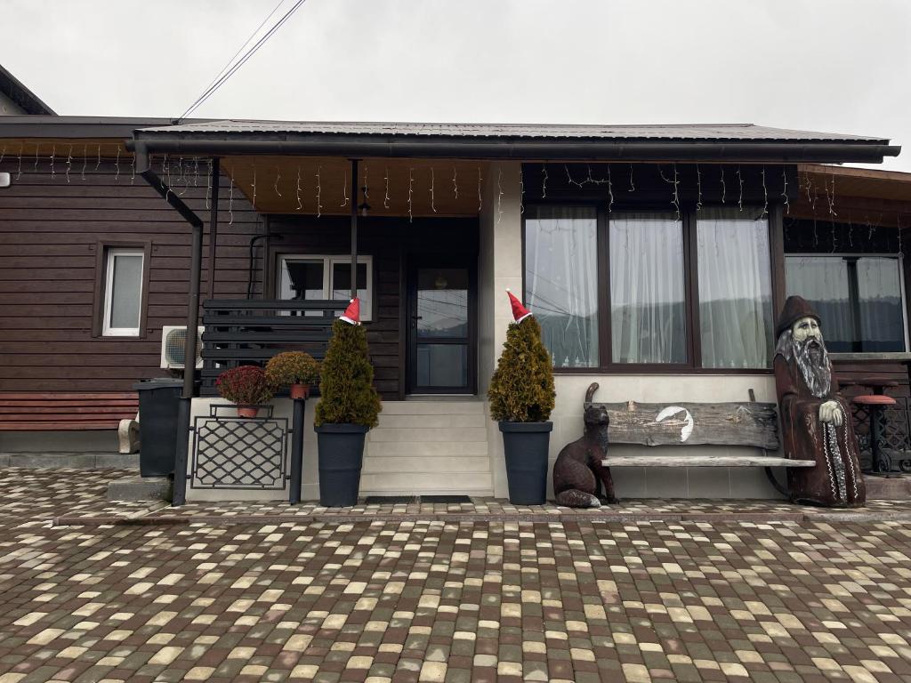 米日吉里亚Садиба Кичера的一栋正面挂着圣诞帽的房子