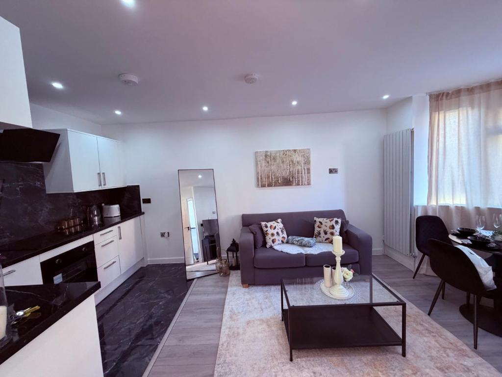 un soggiorno con un divano e un tavolo di Cozy Escape Garden Flat a Birmingham