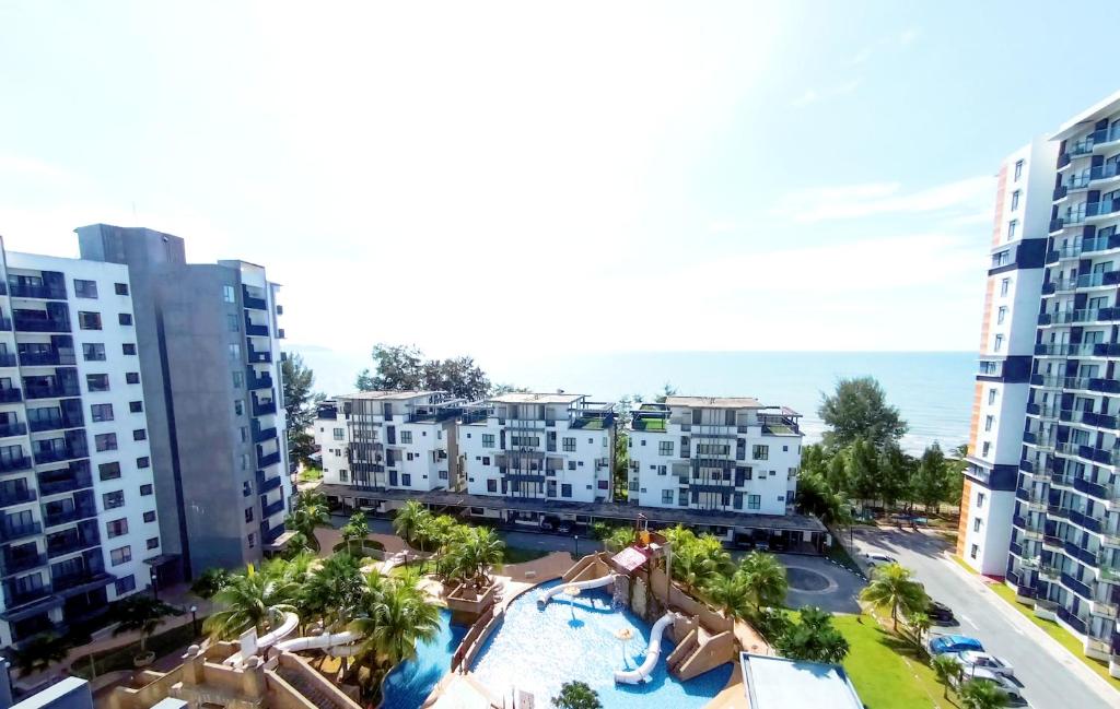 Una vista aérea de un resort con piscina y el océano. en Nature Home - Swiss Garden Resort Residences - Weekend Free Breakfast, en Kuantan