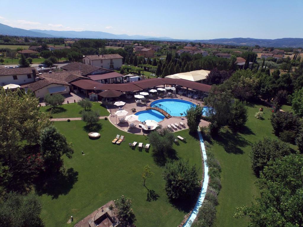 - une vue aérienne sur un complexe avec une piscine dans l'établissement Relais Madonna di Campagna, à Bastia Umbra