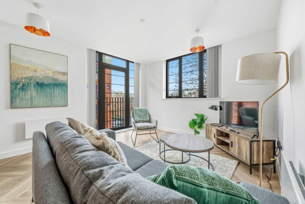 a living room with a couch and a tv at Spacious & Modern 2BED Apartment in Birmingham in Birmingham