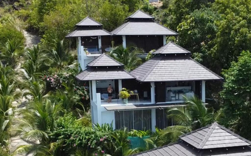 Salad Beach Bungalow - Sunset Seaview 2 bedroom في سالاد بيتش: اطلالة جوية على مبنى منتجع اشجار