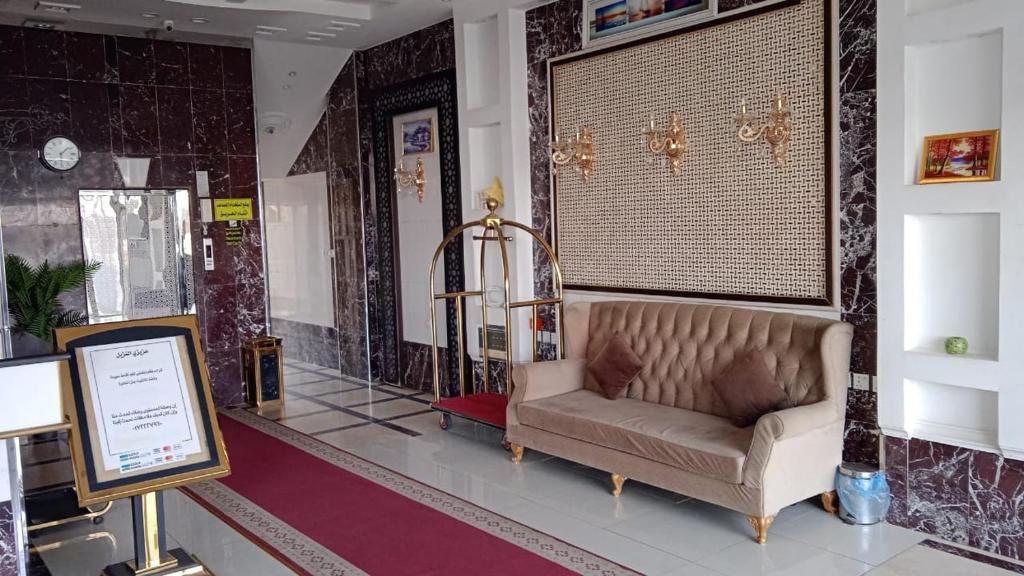 ein Wohnzimmer mit einem Sofa in der Lobby in der Unterkunft أرقى خيال للوحدات السكنية in Chamis Muschait