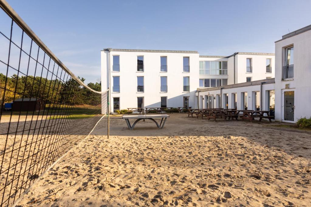 a volley ball court in front of a building at Jugendhaus Klipper Norderney in Norderney