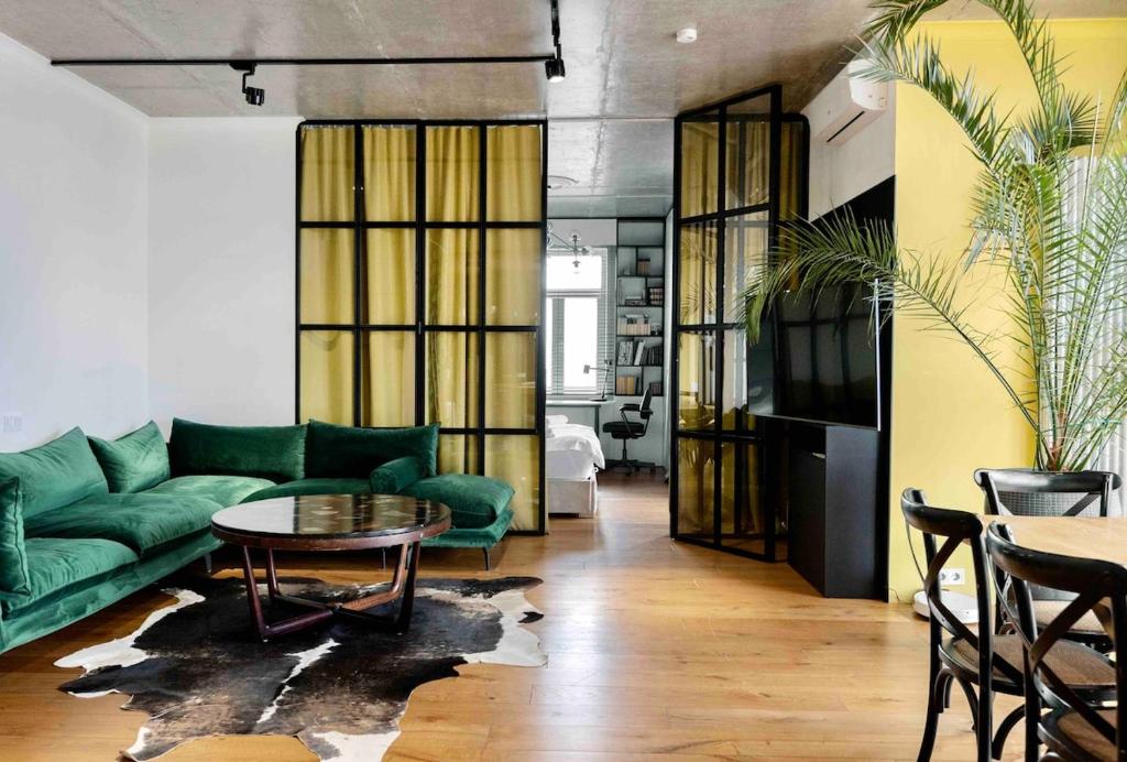 Гостиная зона в City Views From a Chic Highrise Apartment in the Heart of Kyiv