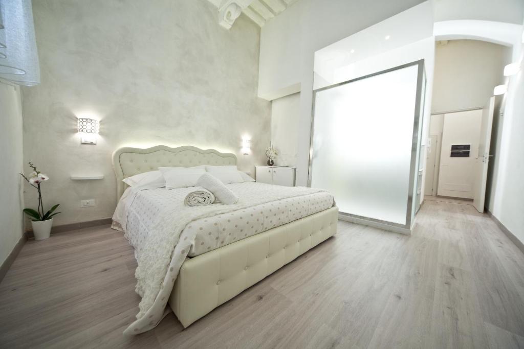 埃爾薩谷口村的住宿－懷特旅館，白色的卧室设有白色的床和大窗户