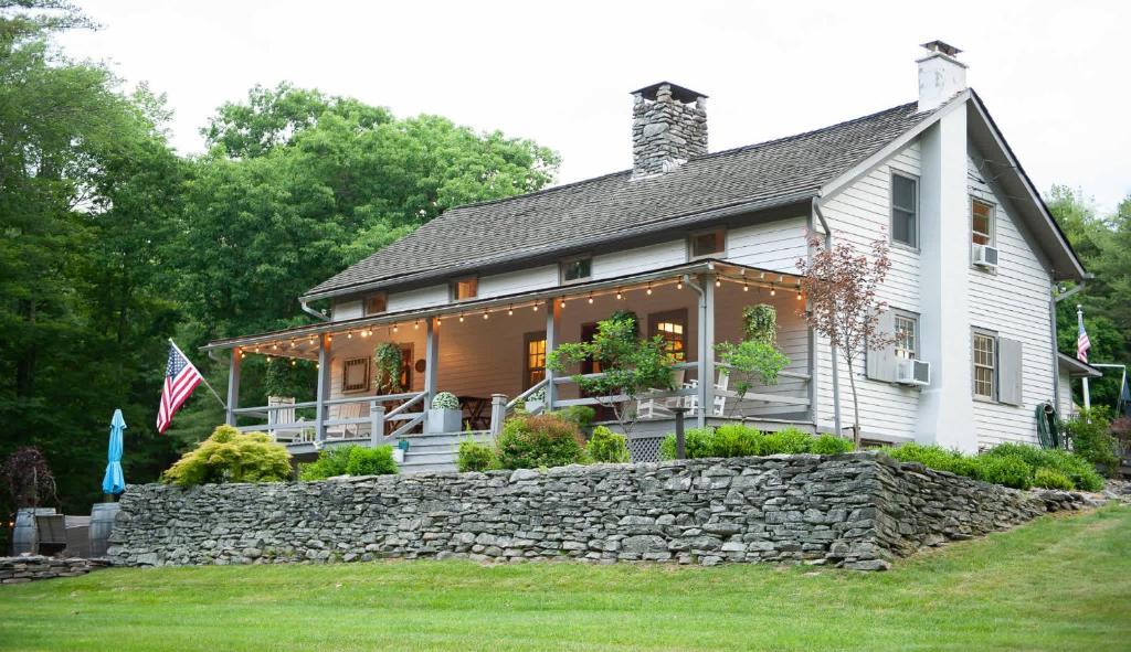 Zahrada ubytování Historic Winery Farmhouse by Lake