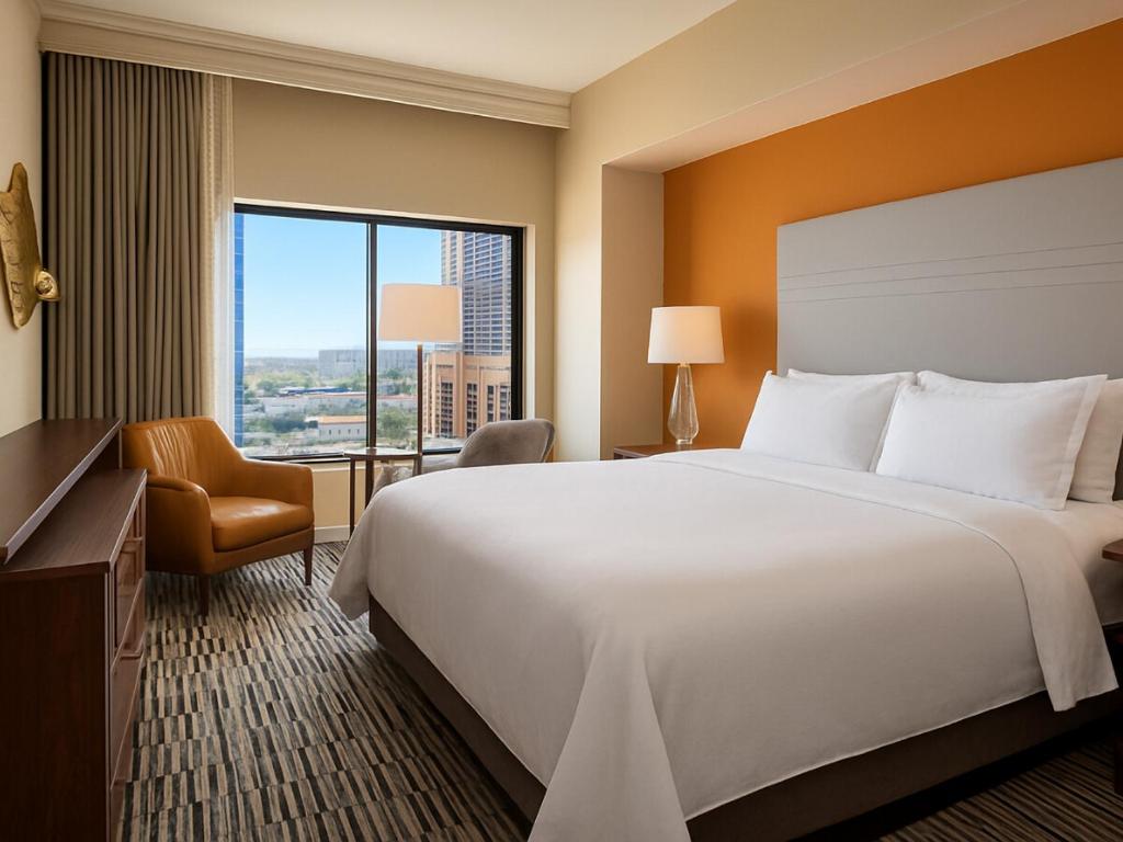 ラスベガスにあるTrump International Hotel Las Vegas, a Hilton Grand Vacations Club- STUDIO STPの大きなベッドと大きな窓のあるホテルの部屋