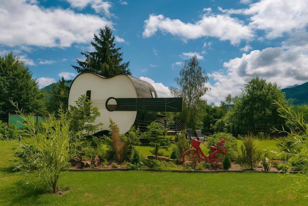 Vườn quanh Guitar House - Symphony Resort