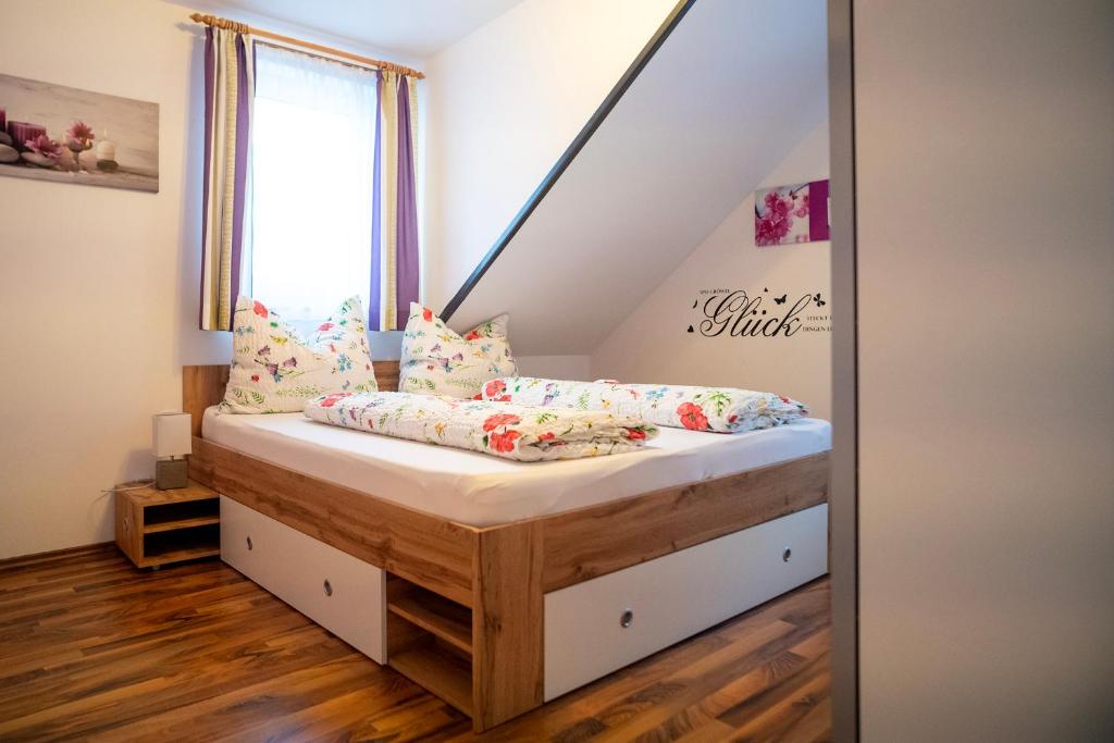 uma cama em um quarto com janela em Appartement Edelweiss mit Infrarotkabine em Großsölk