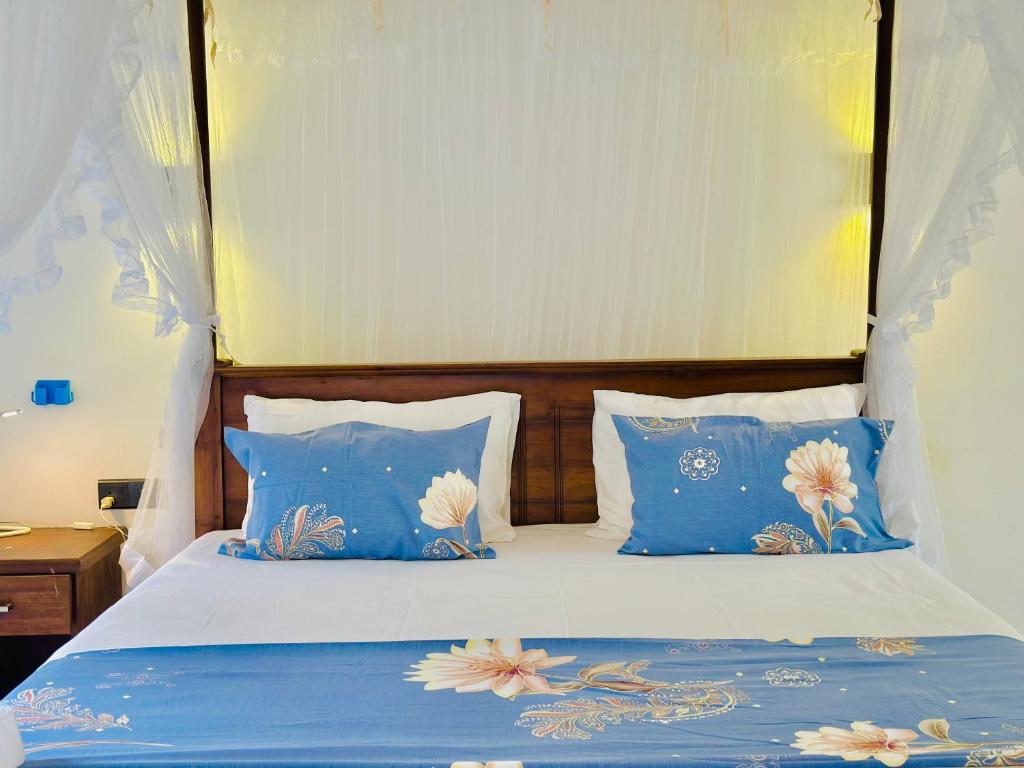 Giường trong phòng chung tại Paradise cove Apartment