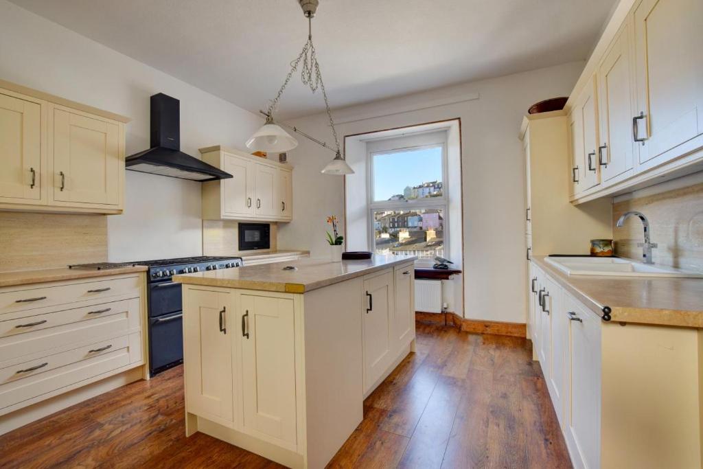 Køkken eller tekøkken på 3 Bed in Dartmouth oc-bc21