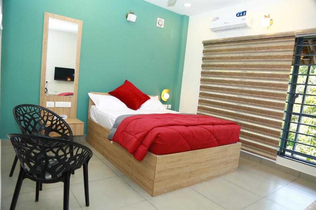 イドゥッキにあるSerene Peaksのベッドルーム1室(赤い毛布付きのベッド1台付)