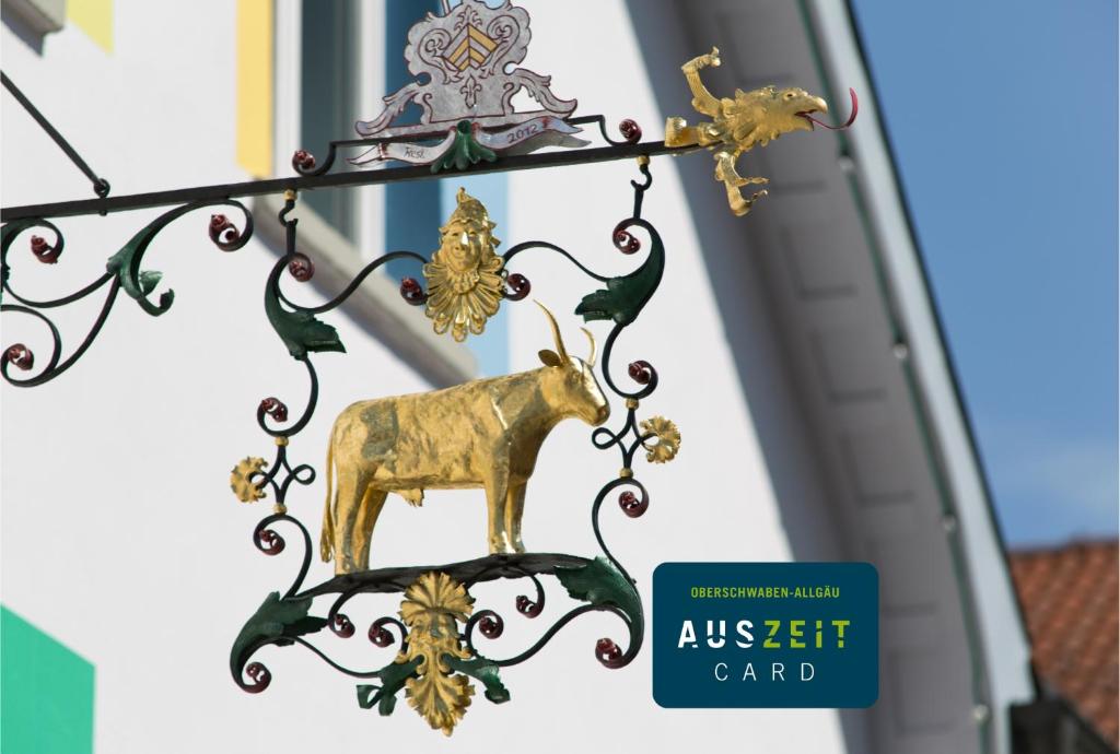 um enfeite de Natal em forma de vaca em um prédio em Hotel Gasthof Ochsen em Kißlegg