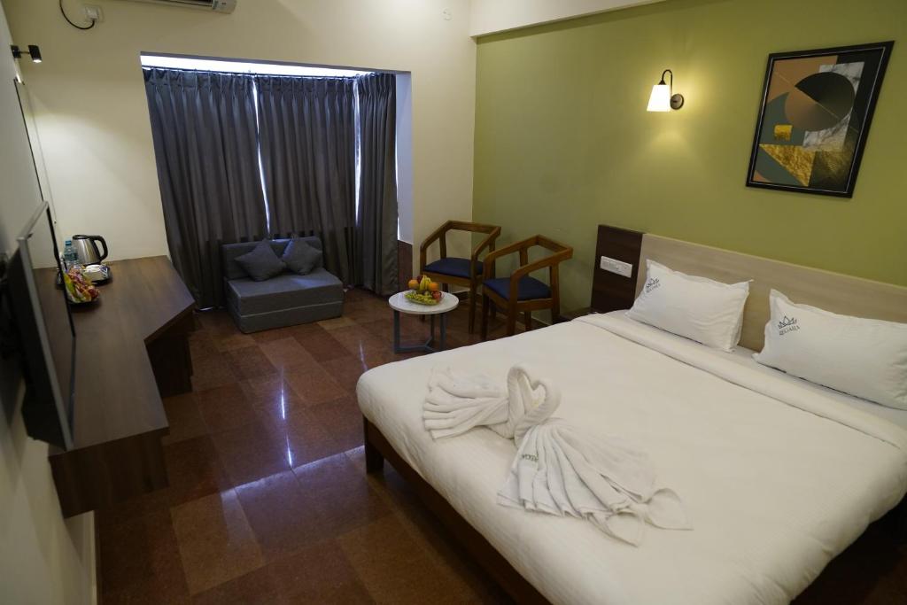 En eller flere senge i et værelse på Hotel Regalia