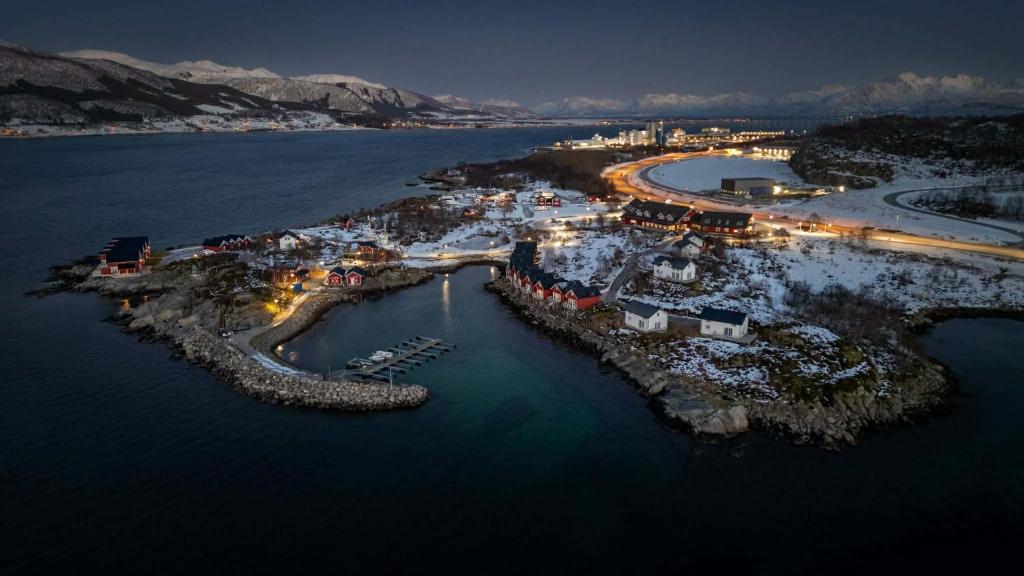 Una vista aérea de una isla en el agua por la noche. en Vesterålen Resort & Kysthotell, en Stokmarknes
