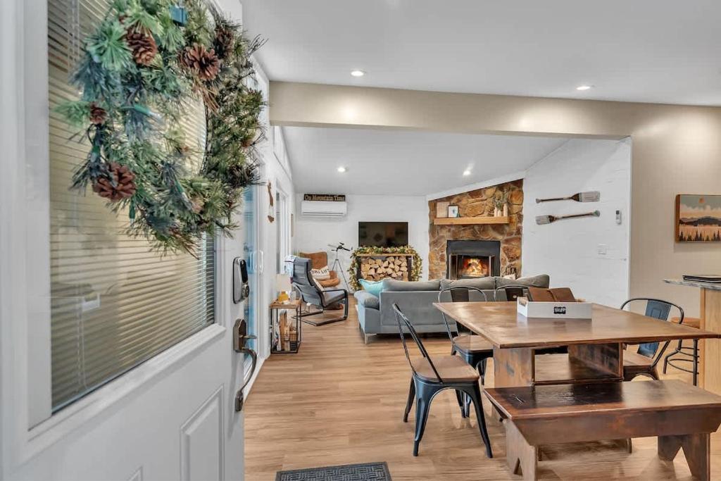 ein Wohnzimmer mit einem Tisch und einem Sofa in der Unterkunft A Refined Retreat Perfect for Couples or Families in Westcolang Park