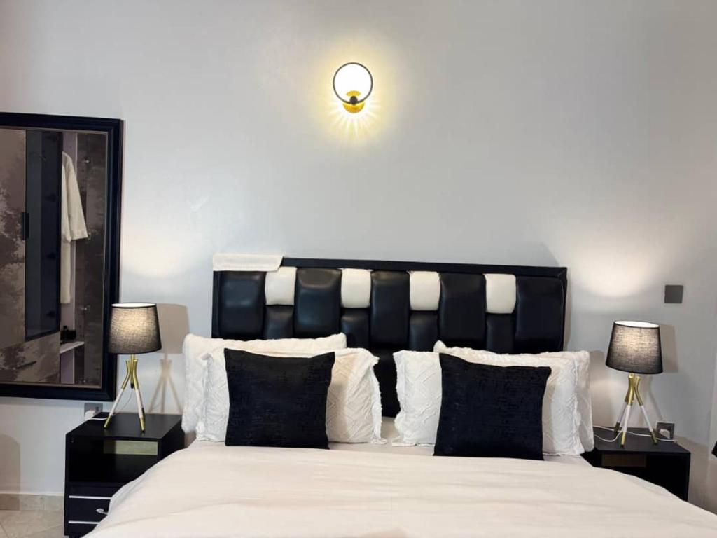 Rúm í herbergi á Stephjoe properties