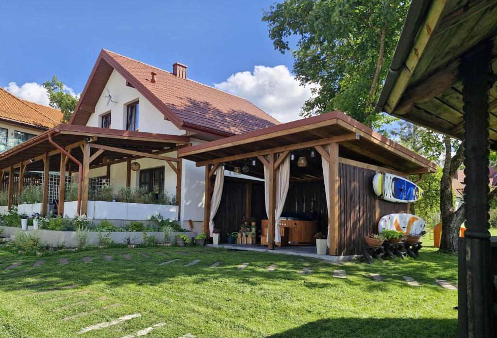 ein Haus mit einem Pavillon im Hof in der Unterkunft Mazurska Ostoja Wiartel in Wiartel