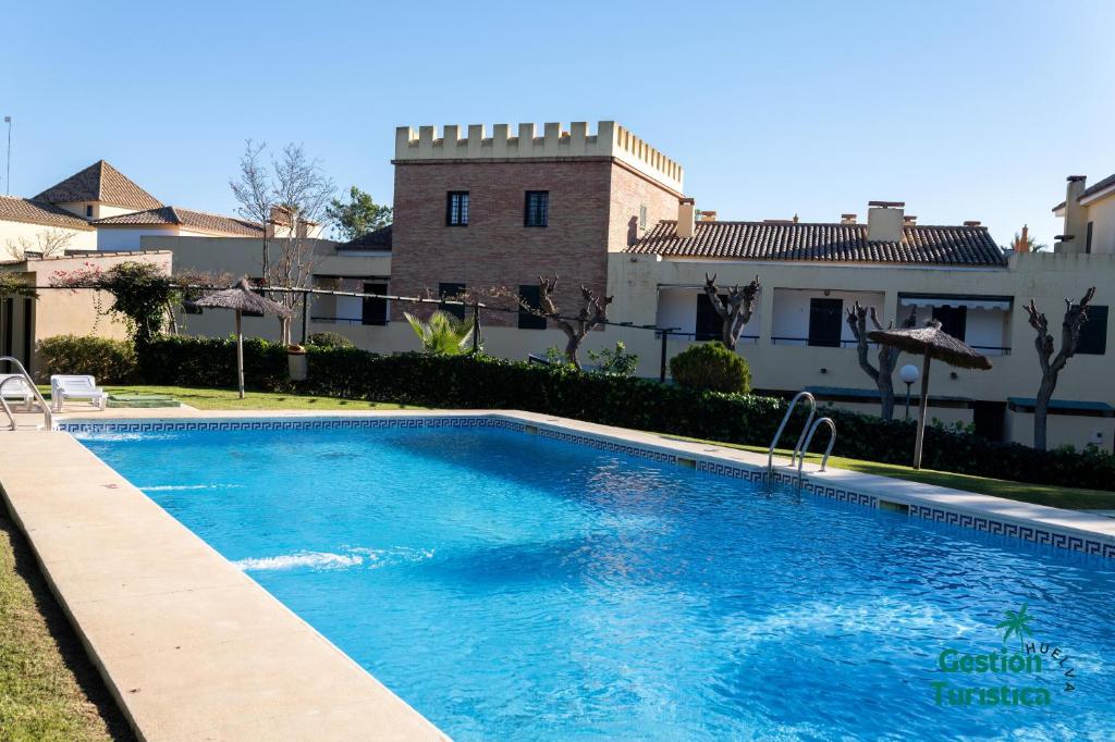 een zwembad voor een gebouw bij Zuri's Loft Islantilla Golf in Isla Cristina