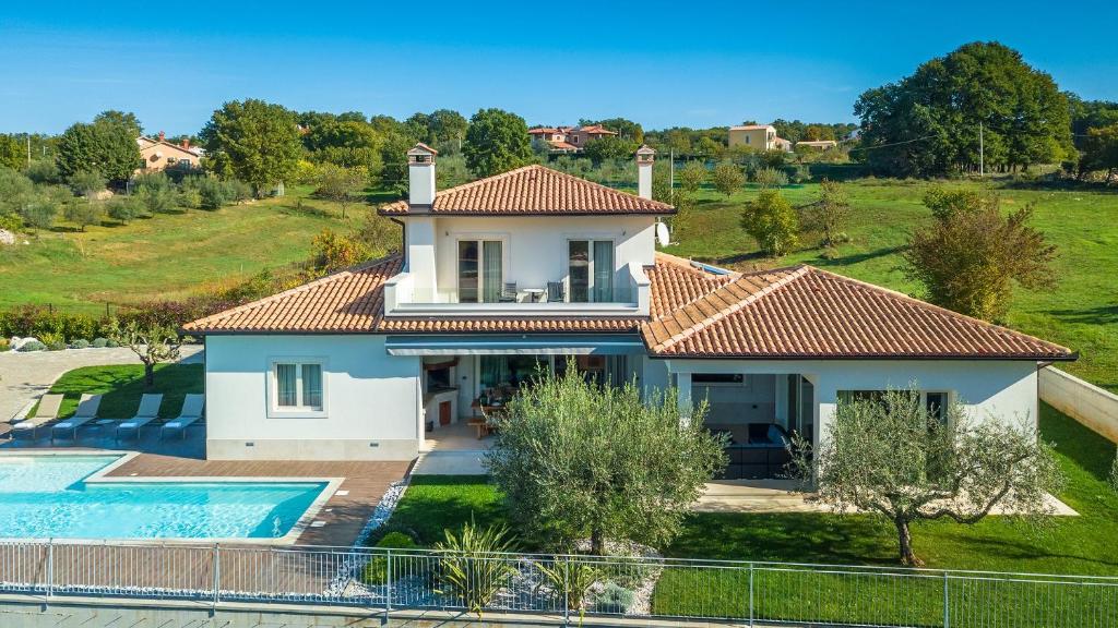 Hồ bơi trong/gần Modern villa Grgo with pool and jacuzzi in Tinjan