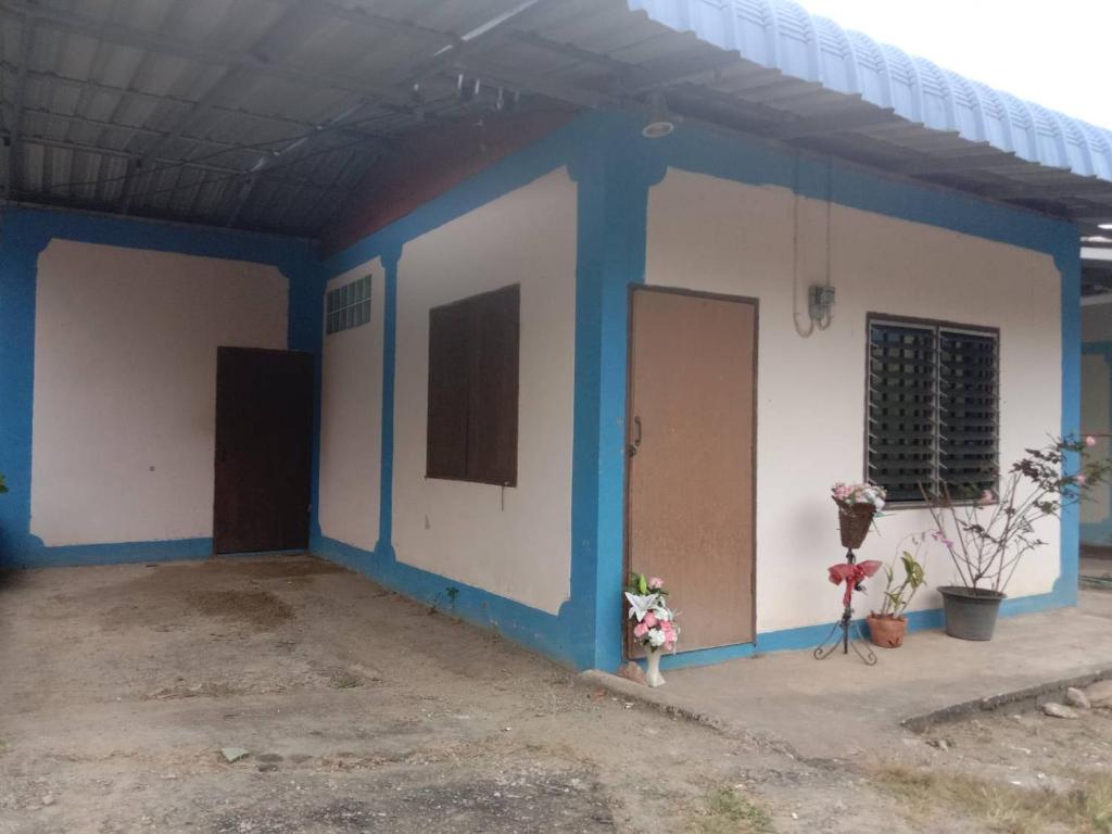 een blauw-wit gebouw met twee deuren bij Future home Maetang in Sop Poeng