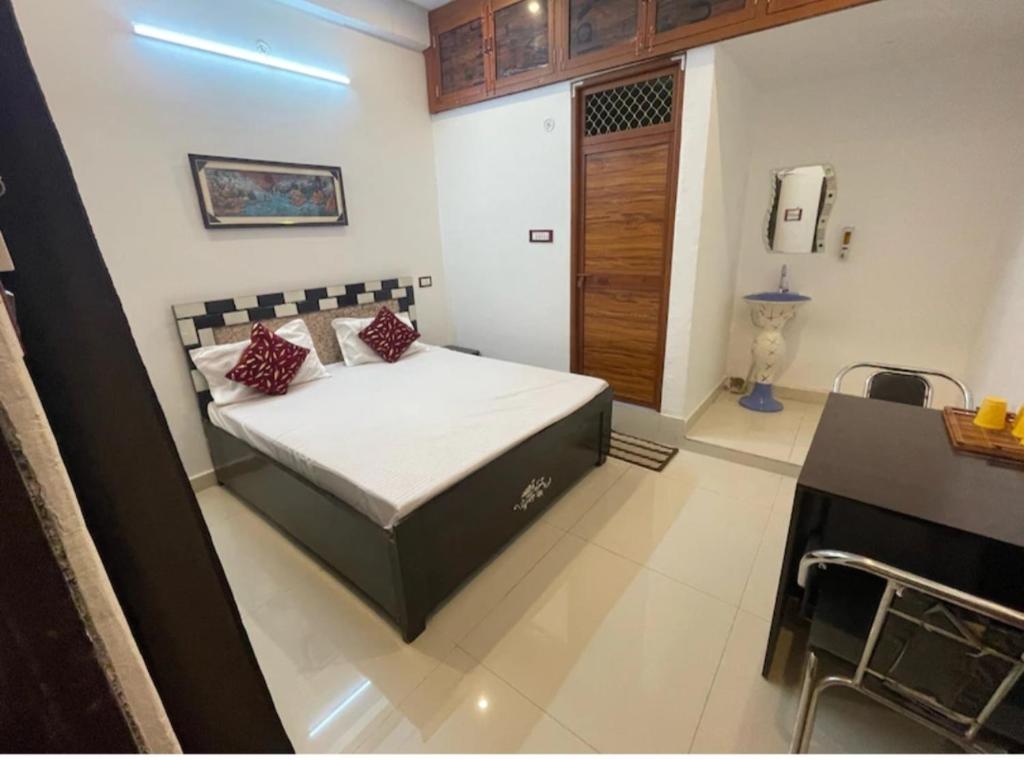 En eller flere senge i et værelse på Hotal Shree Rameshwaram Ayodhya Dham Nearby Temple