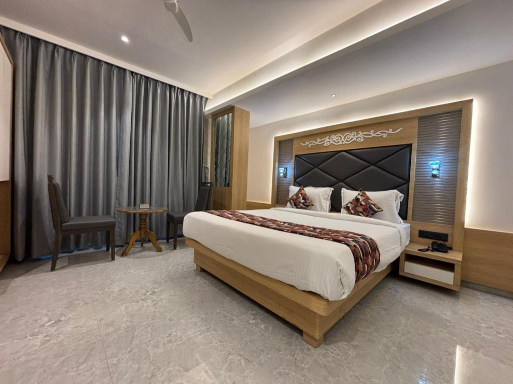 ein Schlafzimmer mit einem großen Bett in einem Zimmer in der Unterkunft Hotel Imperial Suites in Navi Mumbai