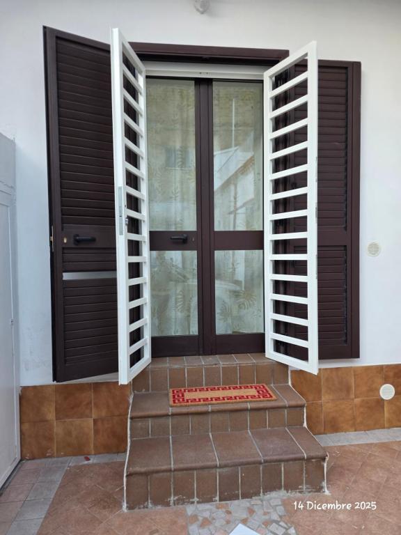 een voordeur van een huis met een raam bij B&B Domus Morfeo 2 in Casagiove