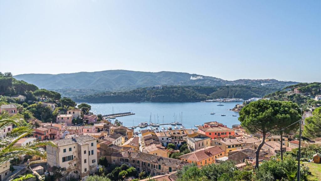 uitzicht op een stad en een waterlichaam bij Il Porto 13 - Goelba in Porto Azzurro