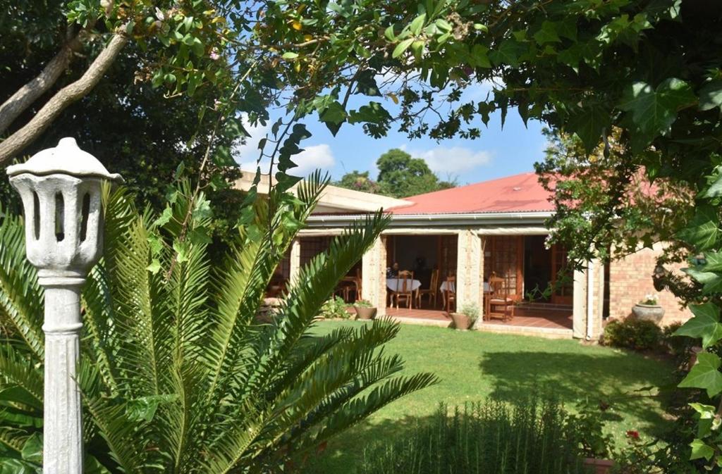 uma casa com um poste de luz na frente de um quintal em Siesta B&B em Vryheid