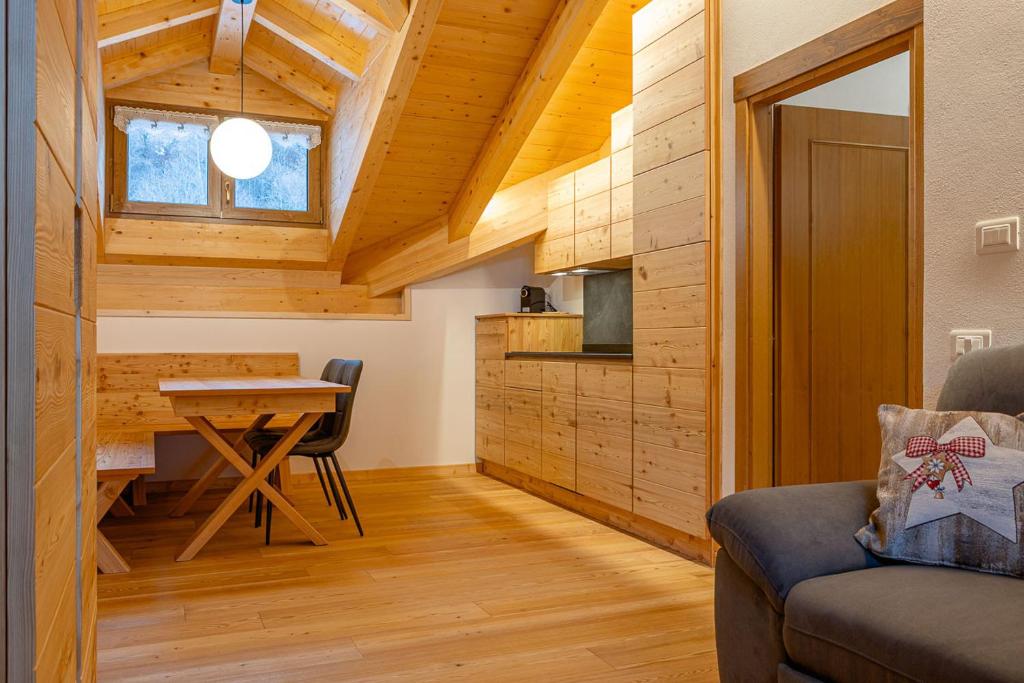 una piccola cucina e sala da pranzo in una casetta di Appartamenti Dolomites Elements a Caprile