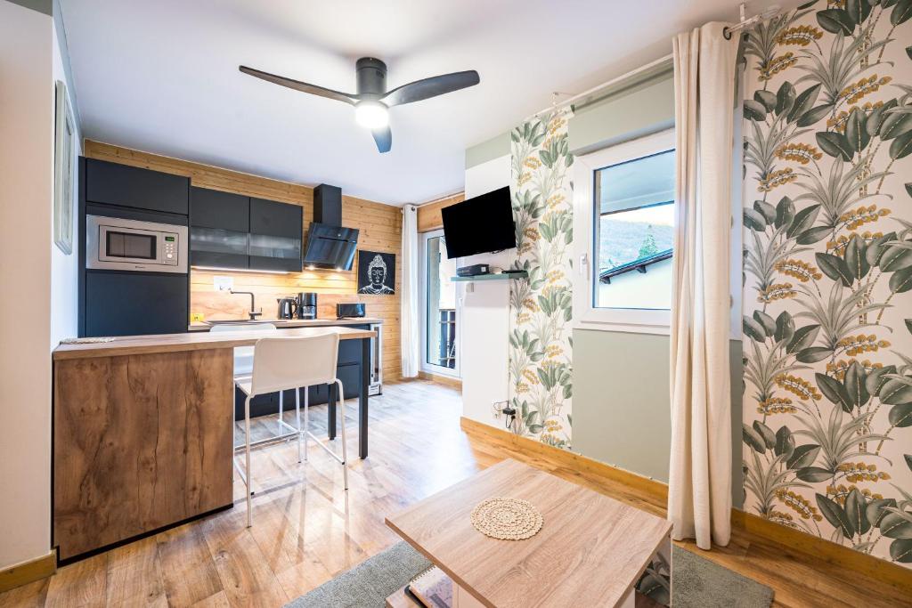 una cucina con un tavolo e un piano di lavoro di Studio Bee Happy a Brides-les-Bains