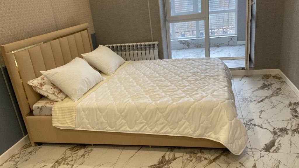 Giường trong phòng chung tại Akzhol