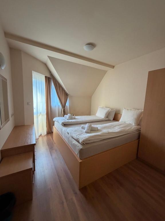 ein Hotelzimmer mit zwei Betten und einem Fenster in der Unterkunft PM Services Royal Plaza Apartments in Borowez