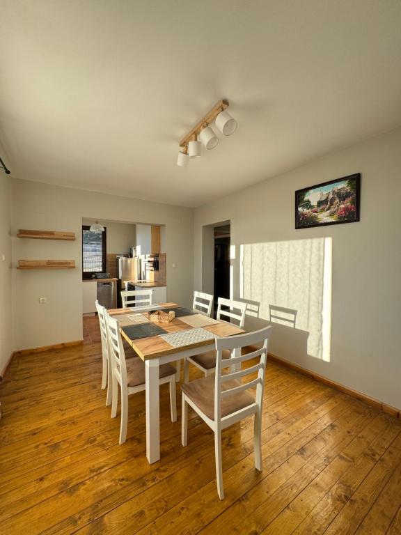 eine Küche und ein Esszimmer mit Tisch und Stühlen in der Unterkunft Къща за гости Пегас in Welingrad