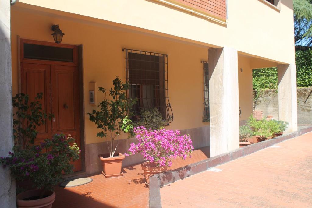 una casa con un porche con flores y una puerta en Siena Home And Sailing, en Siena