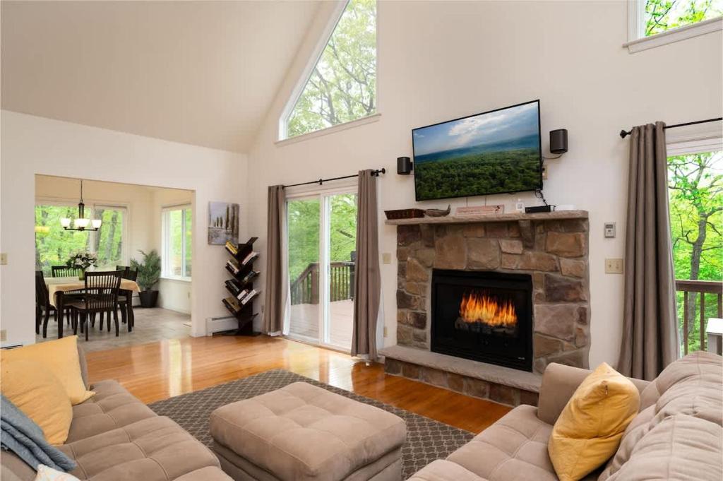 Μια τηλεόραση ή/και κέντρο ψυχαγωγίας στο The Lookout Lake Masthope Firepit Arcade