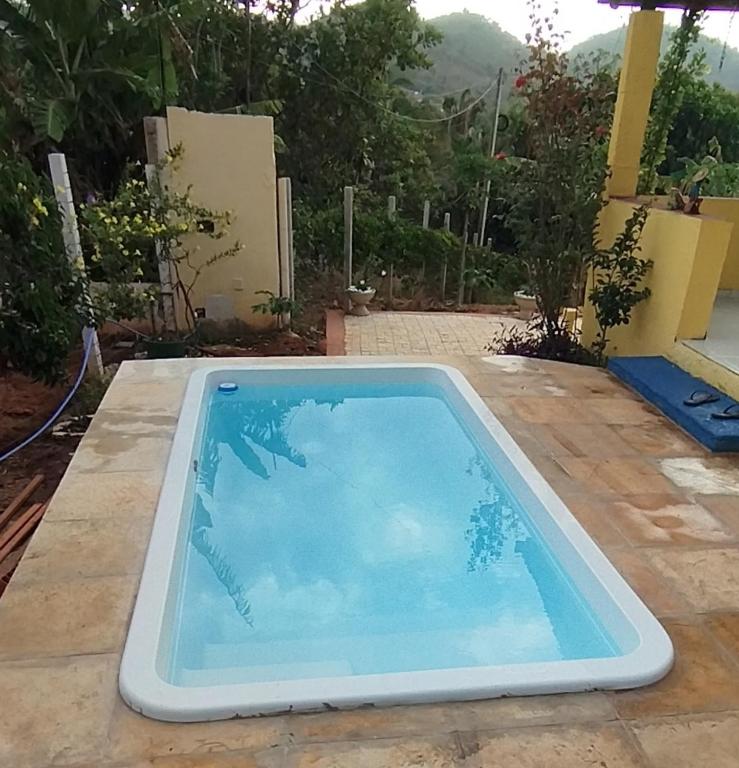 a swimming pool in the middle of a yard at Chalé nas nuvens in Meruoca