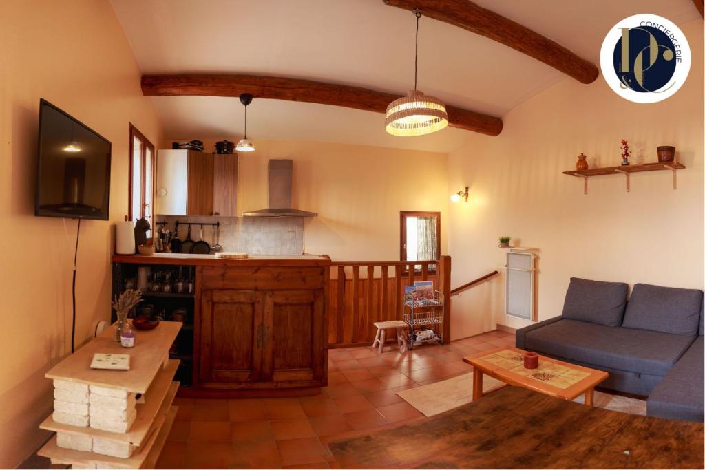 Køkken eller tekøkken på Chalet en Provence avec terrasse dans le village