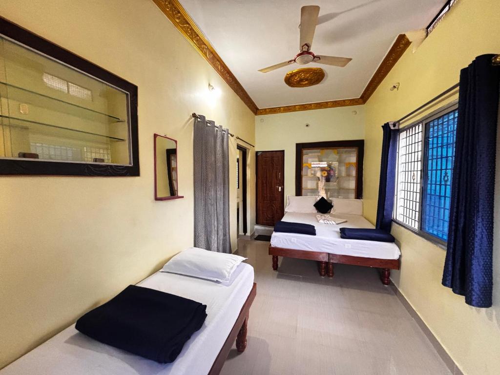 En eller flere senge i et værelse på Ragavi in homestay