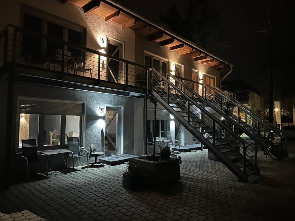 un edificio con una escalera en el lateral por la noche en Apartmenthaus Zeuthen, en Zeuthen