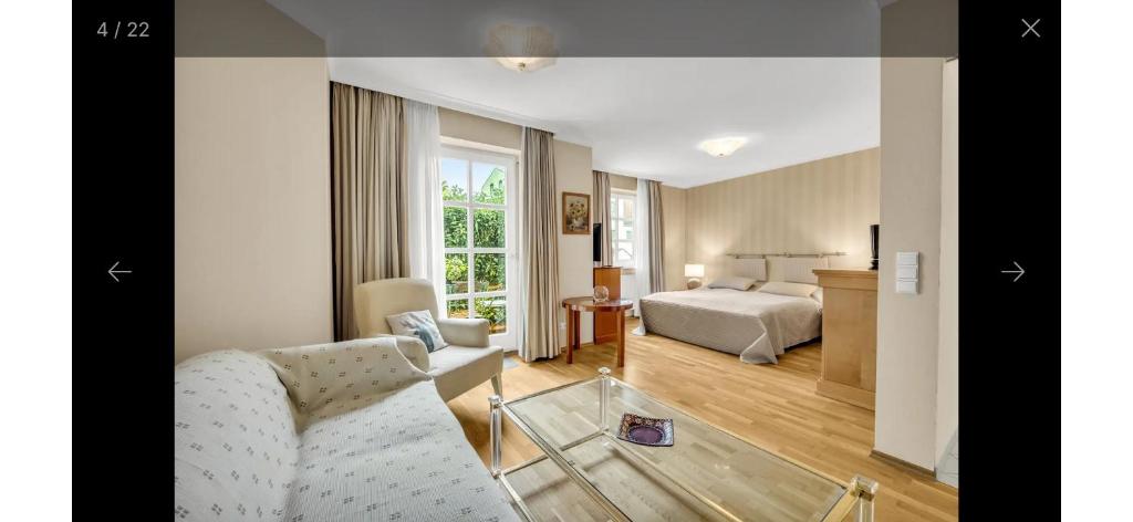 een woonkamer met een bank en een bed bij Ferienwohnung in Bad Saarow in Bad Saarow