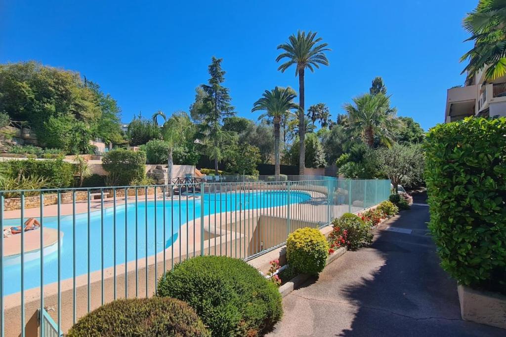Cannes Conseil Immo -Résidence avec piscine, appartement avec terrasse pour 4 personnes
