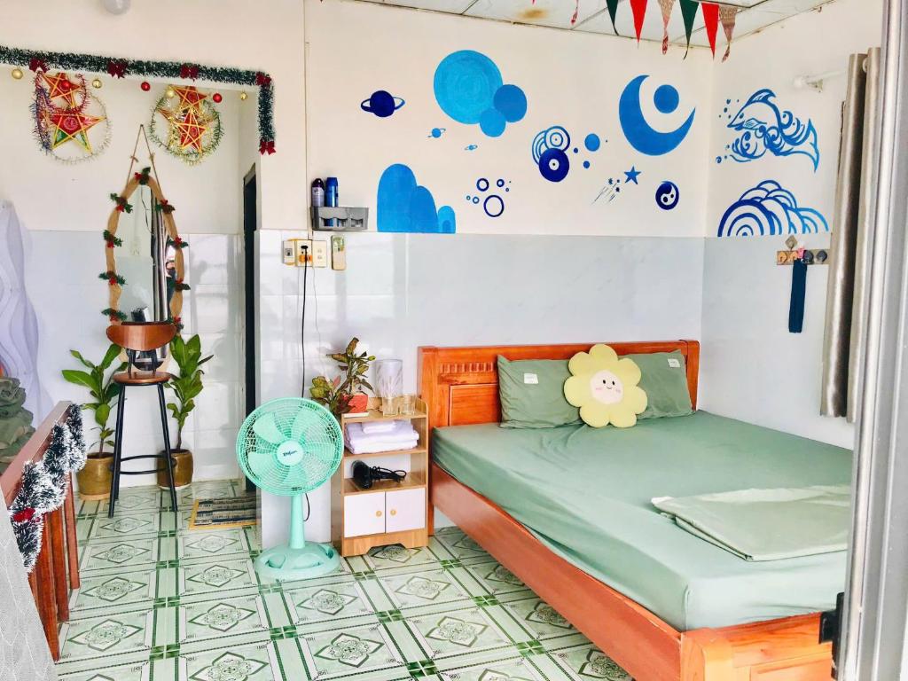 En eller flere senge i et værelse på Homestay Bảo Nhi