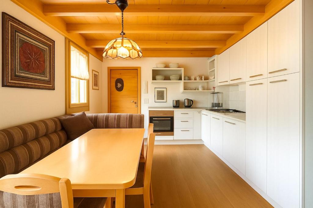 Køkken eller tekøkken på Tarvisio Cozy Alpine Refuge with Gym