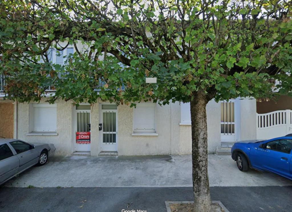 ein Baum auf einem Parkplatz vor einem Gebäude in der Unterkunft The Urban Refuge in Champs-Sur-Marne