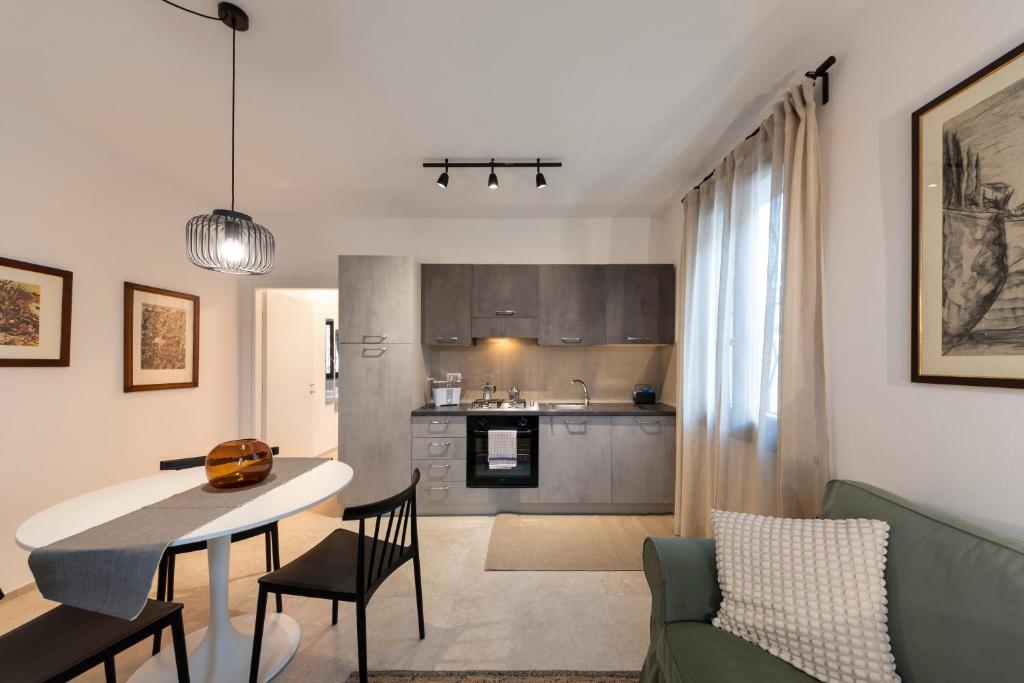 a kitchen and living room with a table and chairs at HouSmart Montanara 606-2 in Vignola