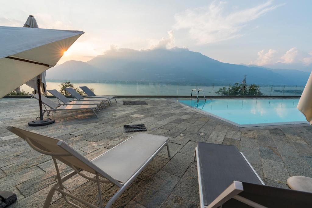 Gardenia stunning lake view