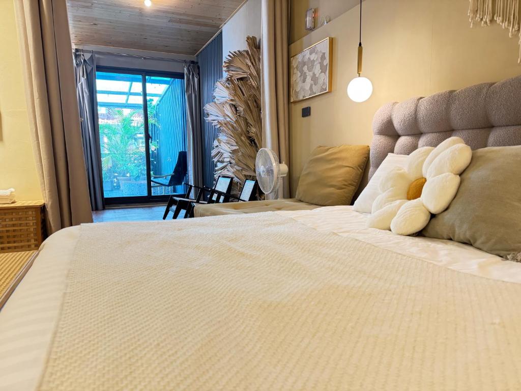 恒春古城西晒旅宿墾丁包棟的一张大白床,上面有两只泰迪熊